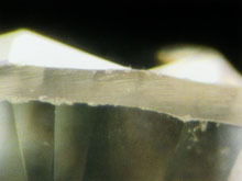 钻石冒仿品的腰部会呈细条状的纹路